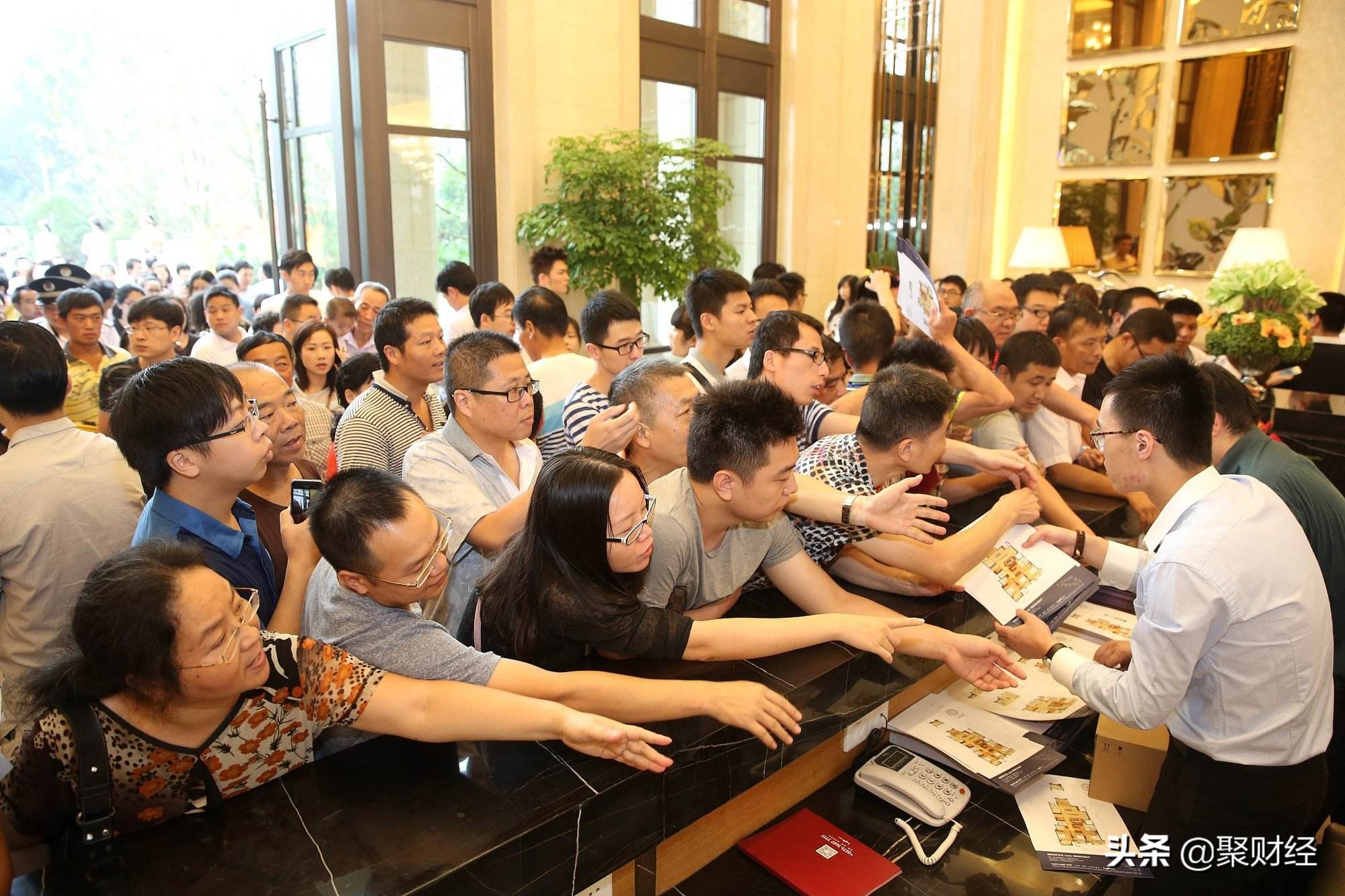 房子已供大于求,为何买房者还是很多?售楼处员工透露2大原因